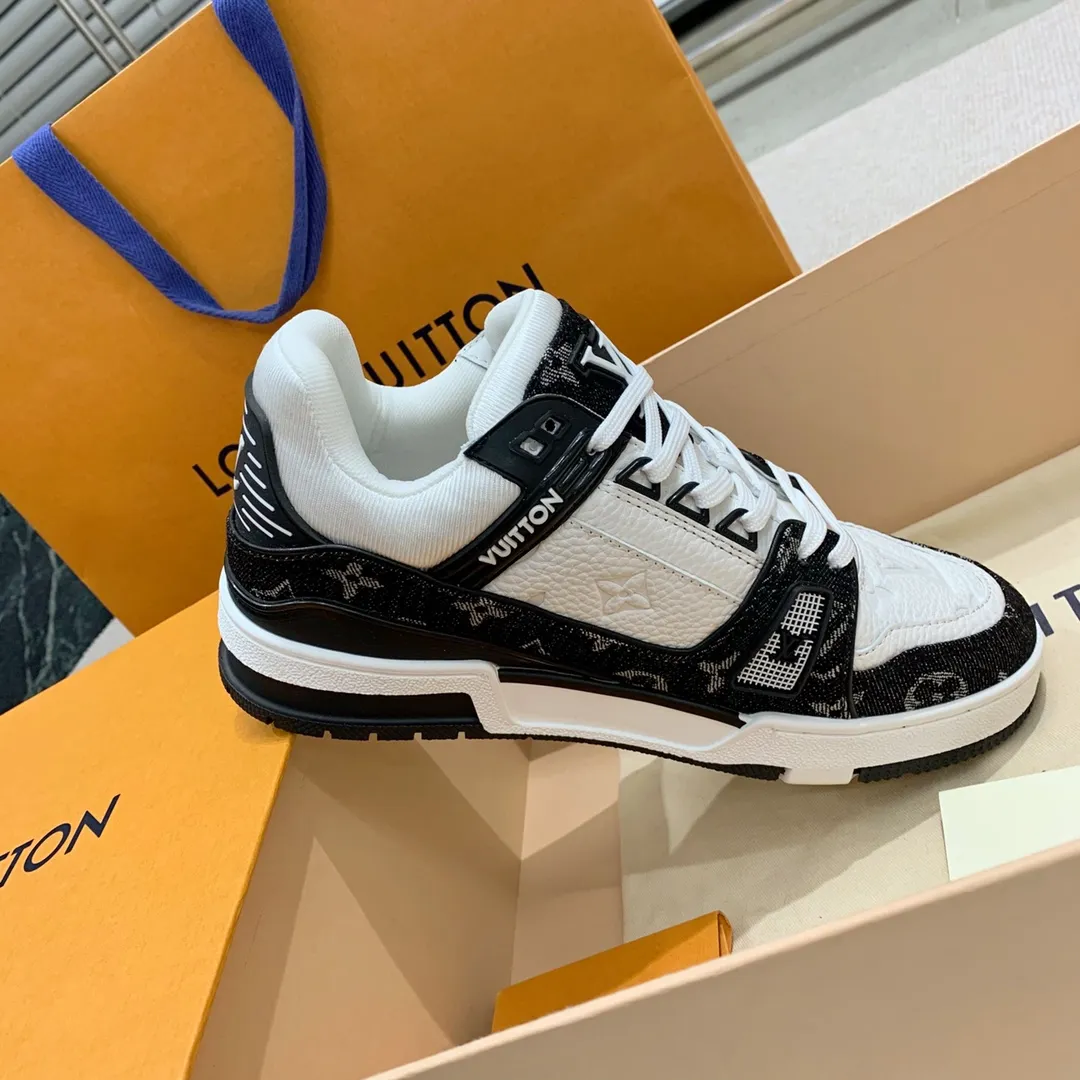 👟👟Ex-factory price 840👟👟 Women's Shoes Factory Purchasing Level ✈️ LV Trainer Latest series of couple's sports shoes Super handsome denim new style, great-looking ~ A must-have item for fashionistas The upper is the top embossed grained calfskin in the market Original open molded T👟👟Ex-factory price U outsole, texture is the same as the original version Please look for our quality Please pay attention to distinguish the currency materials on the market Men's size: 39-45 Women's size: 35-40 ⚠️Full set of packaging (exclusive z👟👟factory price level anti-theft buckle cannot be sold once disassembled)